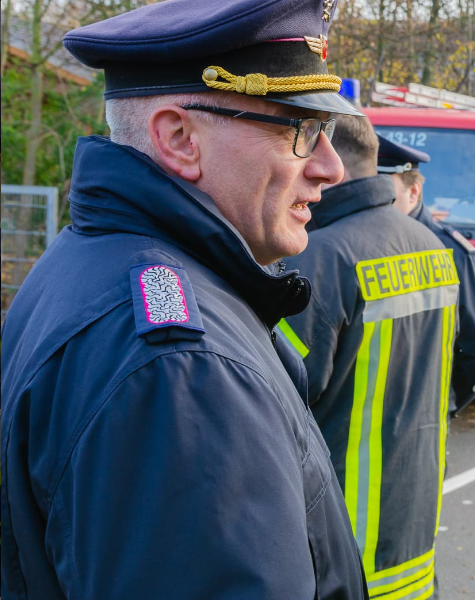Ein Brandschutzabschnittsleiter, der die Einsatzabteilung besucht Ein Brandschutzabschnittsleiter, der die Einsatzabteilung besucht